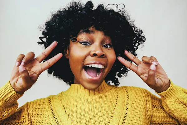 Retrato Cerca Una Mujer Negra Feliz Sonriendo Con Boca Abierta — Foto de Stock