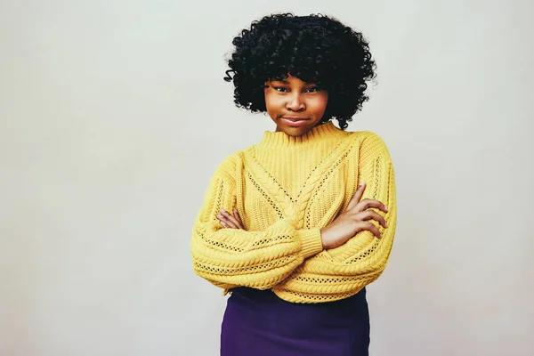 Boas Más Decisões Mulher Negra Com Braços Cruzados Olhando Para — Fotografia de Stock