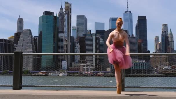 Bailarina Aire Libre Frente Skyline Urbano Del Centro Nueva York — Vídeos de Stock