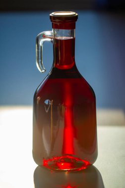 Kırmızı şaraplı bir şişe. Bira insanlar tarafından yapılır, şarap Tanrı tarafından yapılır.