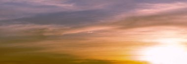 Gün batımının bulutları romantizm. Hayatta birçok şey bekleyebilir, ama gün batımı beklemez, izle.