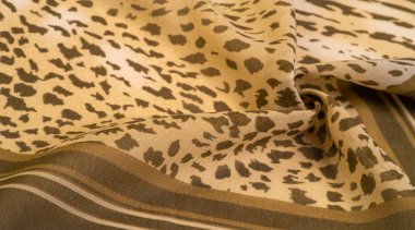 Kahverengi ve beyaz çizgili ipek kumaş, Afrika tarzı zebra derisi. Çizgili arka plan dokusu tekrarlanıyor. Tasarımcı için, tasarımın taslağı, dekoratörün çevresi.. 