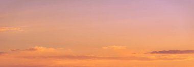 Gün batımının bulutları romantizm. Hayatta birçok şey bekleyebilir, ama gün batımı beklemez, izle.