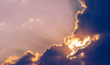 Gün batımının bulutları romantizm. Hayatta birçok şey bekleyebilir, ama gün batımı beklemez, izle.