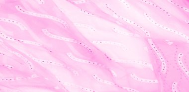 Kusursuz kaleydoskop, pembe ipek. Kalabalıktan canlı bir renkle uzaklaşın. Işığı yansıtan parlak dalgalar, enfes sofistike dalgalar. Bu sıcak pembe ipek krep de chine..