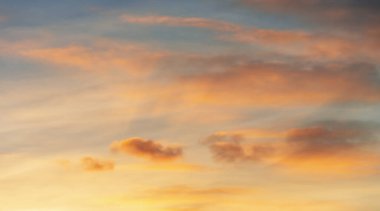 Bulutlar gökyüzü şafak, gün batımı. Herkes bir zamanlar güneşin doğuşunun ya da batışının güzel kırmızı ve turuncu renklerine hayran olmuştur..
