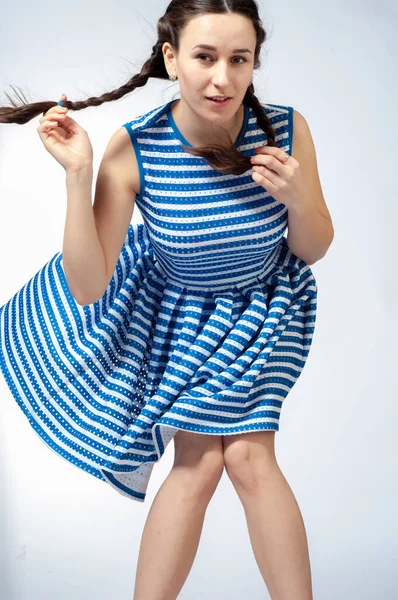 Ένα Κορίτσι Ένα Ριγέ Φόρεμα Ναυτικό Θέμα Γιλέκο Χρωματισμός Του — Φωτογραφία Αρχείου