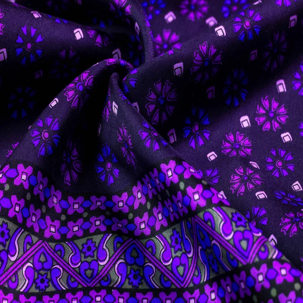 Шелковая Ткань Темно Синего Цвета Голубыми Фиолетовыми Цветами Плотная Ткань — стоковое фото