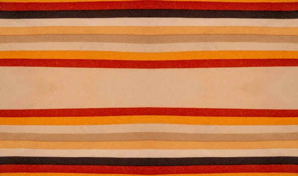 İpek kumaş, çizgili kumaş, kahverengi-kırmızı-bej çizgiler, zarif tasarım. Hassas ipek kumaş. Yüksek çözünürlüklü doku, kalıp, arkaplan, koleksiyon