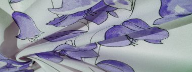 İpek kumaş, mavi ve beyaz, yeşil gölgeli, pürüzsüz zarif kumaş, beyaz arka planda bölünmüş. arkaplan dokusu, 