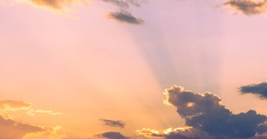 Gün batımının bulutları romantizm. Hayatta birçok şey bekleyebilir, ama gün batımı beklemez, izle.