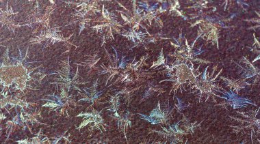 Dağınık. Boya üzerinde soğuk desenler var. Doğa işini tek bir örüntüye göre yapmaz; çeşitlilik yeteneğiyle övünür..