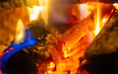 Şöminede yangın var. Çekici birini bulduğumuzda, gözbebeklerimiz büyür ve diğer kişiye bilinçaltı işareti göndeririz. Kamp ateşinin sıcacık ışığında, gözbebeklerimiz doğal olarak büyür..