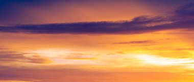 Gün batımının bulutları romantizm. Hayatta birçok şey bekleyebilir, ama gün batımı beklemez, izle.