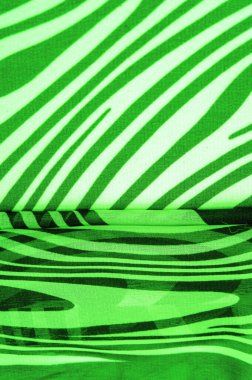 İpek kumaş, yeşil ve beyaz soyut çizgiler. Soyut beyaz ve yeşil desenlerin sihirli formu. Retro modern dekor, tekstil sanatı, tasarım, doku, arkaplan, kalıp