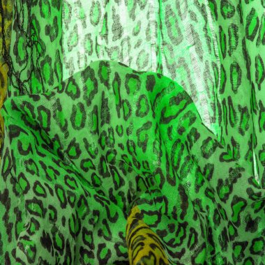 İpek kumaş yeşil, leopar desenli. Hafif leopar desenli ipek senin tasarımın için mükemmel, şık görünüyor ve kaba değil! Doku, arkaplan, desen