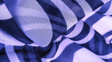 İpek kumaş, mavi ve beyaz soyut çizgiler. Soyut mavi ve beyaz desenlerin sihirli şekli. Retro modern dekor, tekstil sanatı, tasarım, doku, arkaplan, kalıp