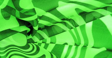 İpek kumaş, yeşil ve beyaz soyut çizgiler. Soyut beyaz ve yeşil desenlerin sihirli formu. Retro modern dekor, tekstil sanatı, tasarım, doku, arkaplan, kalıp