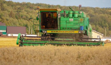 Buğday, çavdar, arpa, yulaf, mısır, keten ve soya gibi tahıl hasadında kullanılan bir makinedir. 2019 09 06 Tukaevsky Bölgesi Tataristan Rusya
