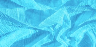 İpek kumaş. Mavi buruşuk kumaş dokusu. Mavi buruşuk, dalgalı yüzey dokusu. Yakın çekim, yumuşak odaklanma. arkaplan, kalıp