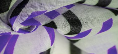 Mor ve siyah geometrik eşkenar dörtgen şekilli beyaz ipek kumaş. soyut çizim mavi frank, yakın plan, tasarım için arka plan, klasik parlak desen. Doku. Geçmişi. Şablon.