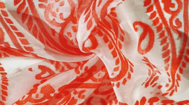 İpek kumaş, beyaz bir arkaplanda zarif kırmızı renkler, paisley desenli bir fotoğraf. Doku, desen, koleksiyon