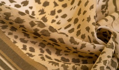 Kahverengi ve beyaz çizgili ipek kumaş, Afrika tarzı zebra derisi. Çizgili arka plan dokusu tekrarlanıyor. Tasarımcı için, tasarımın taslağı, dekoratörün çevresi.. 