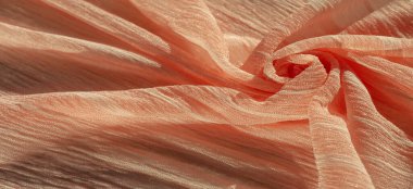 İpek kumaş. Kahverengi kırışık kumaş dokusu. Kahverengi buruşuk, dalgalı yüzey dokusu. Yakın çekim, yumuşak odaklanma. arkaplan, kalıp