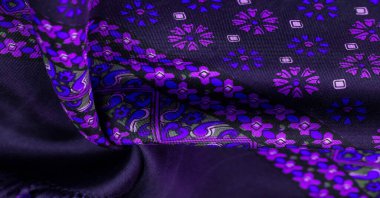 Mavi ve mor çiçekli koyu mavi ipek kumaş, yoğun kumaş, triasetat liflerine dayalı çift taraflı..