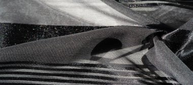 İpek kumaş. Farklı boyutlarda çizgileri olan şeffaf ipek kumaş, siyah. doku, arkaplan, desen,