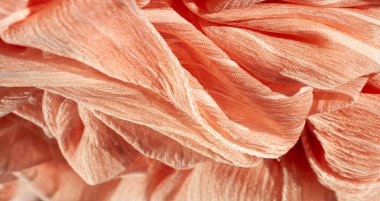 İpek kumaş. Kahverengi kırışık kumaş dokusu. Kahverengi buruşuk, dalgalı yüzey dokusu. Yakın plan, arkaplan, desen