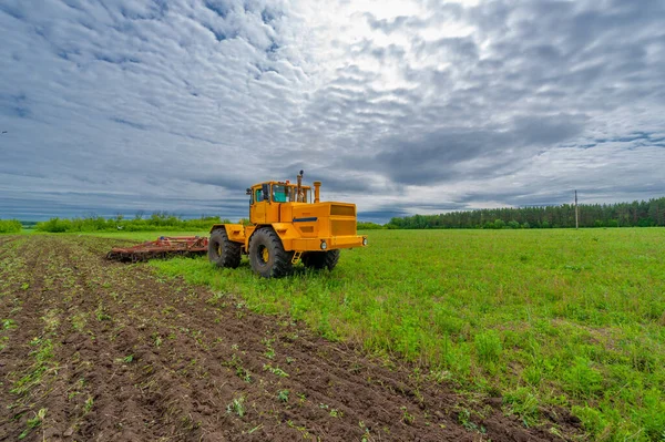Tavaszi Fotózás Táj Mezőgazdasági Gépekkel Egy Traktor Szántja Földet Szántja — Stock Fotó