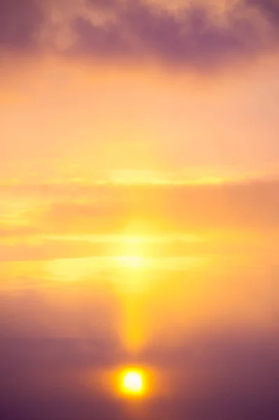 Wolken Morgengrauen Sonnenuntergang Regen Sonnenstrahlen Goldene Farben Wirbel Schwarm — Stockfoto