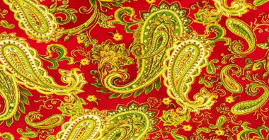 Kırmızı arka planda desenli yeşil desen. Beatles tarafından popüler hale getirilen kovboy ve motorcuların bandanalarını süsledim, hippiler çağına öncülük ettim ve rock 'n roll' un amblemi oldum..