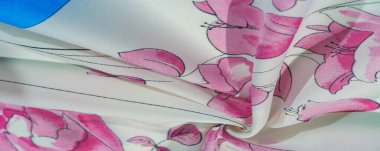 İpek kumaş, tarla çiçeğinin çiçek deseni, pembe gözlüklü krem beyaz renk, mavi kenar 