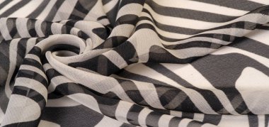 İpek kumaş, siyah beyaz soyut çizgiler. Soyut siyah beyaz desenli büyülü bir şekil. Retro modern dekor, tekstil sanatı, tasarım, doku, arkaplan, kalıp