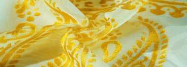 İpek kumaş, zarif renklerde altın pasteller beyaz arka planda, basılmış altın desenli fotoğraf. Doku, desen, koleksiyon