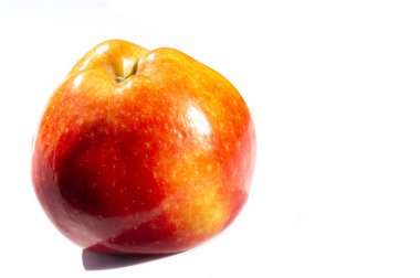 Beyaz arka planda elma. Elmaya bayılırım. Bana göre, meyveler inkar edilemez. Cennet bahçesinden geliyorlar.