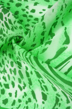 Yeşil-beyaz çizgili ipek kumaş, Afrika tarzı zebra derisi. Tasarımcı için, tasarımın taslağı, dekoratörün çevresi. Arkaplan dokusu koleksiyonu