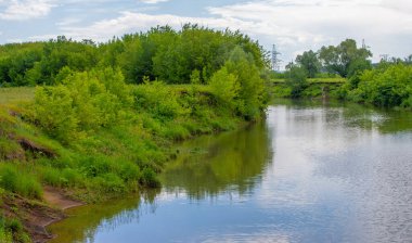 Yaz, gök gürültülü bulutlar, mavi gökyüzü, sel basmış çayır tarlaları, yaz renklerinin kokusu ve çeşitli kır çiçekleri.