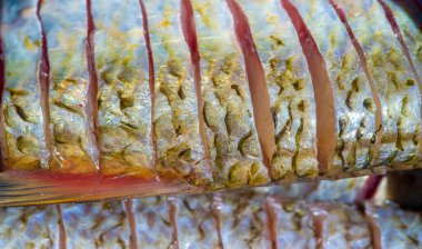 Balık yemek için hazır. Yağlı balıklar da özellikle kalp sağlığını destekleyen uzun zincirli omega-3 yağ asitleri bakımından zengindirler..
