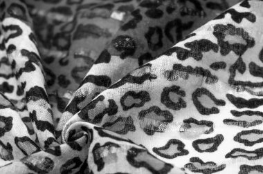 İpek kumaştan siyah beyaz leopar desenli. Leopar desenli hafif ipek senin tasarımına mükemmel uyacak, şık görünüyor ve kaba değil! Doku, arkaplan, desen