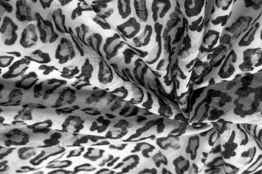 İpek kumaştan siyah beyaz leopar desenli. Leopar desenli hafif ipek senin tasarımına mükemmel uyacak, şık görünüyor ve kaba değil! Doku, arkaplan, desen