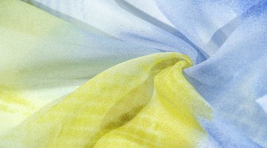 Yumuşak mavi, soyut desenleri ve yatak tonları olan ipek kumaş, sarı ve beyaz tonlarda. Doku, desen, koleksiyon