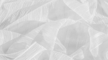 İpek kumaş. Beyaz buruşuk kumaşın dokusu. Beyaz buruşuk, dalgalı yüzey dokusu. Yakın çekim, yumuşak odaklanma. arkaplan, kalıp
