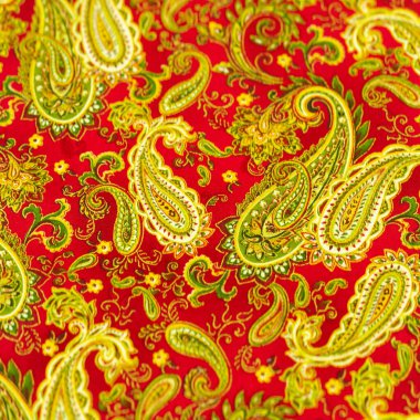 Kırmızı arka planda desenli yeşil desen. Beatles tarafından popüler hale getirilen kovboy ve motorcuların bandanalarını süsledim, hippiler çağına öncülük ettim ve rock 'n roll' un amblemi oldum..