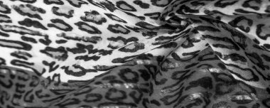 İpek kumaştan siyah beyaz leopar desenli. Leopar desenli hafif ipek senin tasarımına mükemmel uyacak, şık görünüyor ve kaba değil! Doku, arkaplan, desen