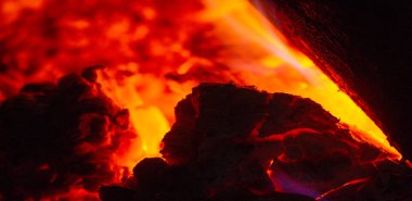 Şöminede yangın var. Yangının etrafındaki aydınlık alan kendi küçük bölgesini oluşturur. Ateş ışığında, çevrenizdeki her şeyi unutmak kolaydır.)