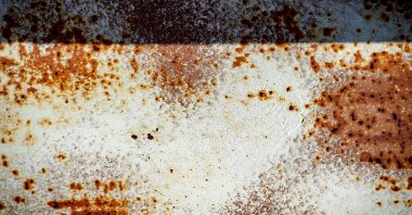 Metal üstüne pas. Doku, arka plan, desen. Demir su ve oksijenle temas ettiğinde paslanır. Deniz suyu veya tuz spreyi gibi tuz varsa, demir daha hızlı paslanma eğilimindedir..