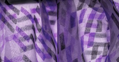 Mor ve siyah geometrik eşkenar dörtgen şekilli beyaz ipek kumaş. soyut çizim mavi frank, yakın plan, tasarım için arka plan, klasik parlak desen. Doku. Geçmişi. Şablon.